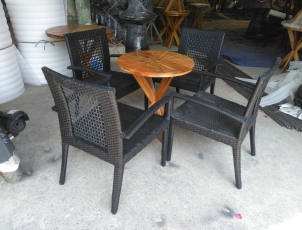 Bộ bàn ghế cafe đan sợi dây nhựa giả mây cho khách ở Hà Tĩnh